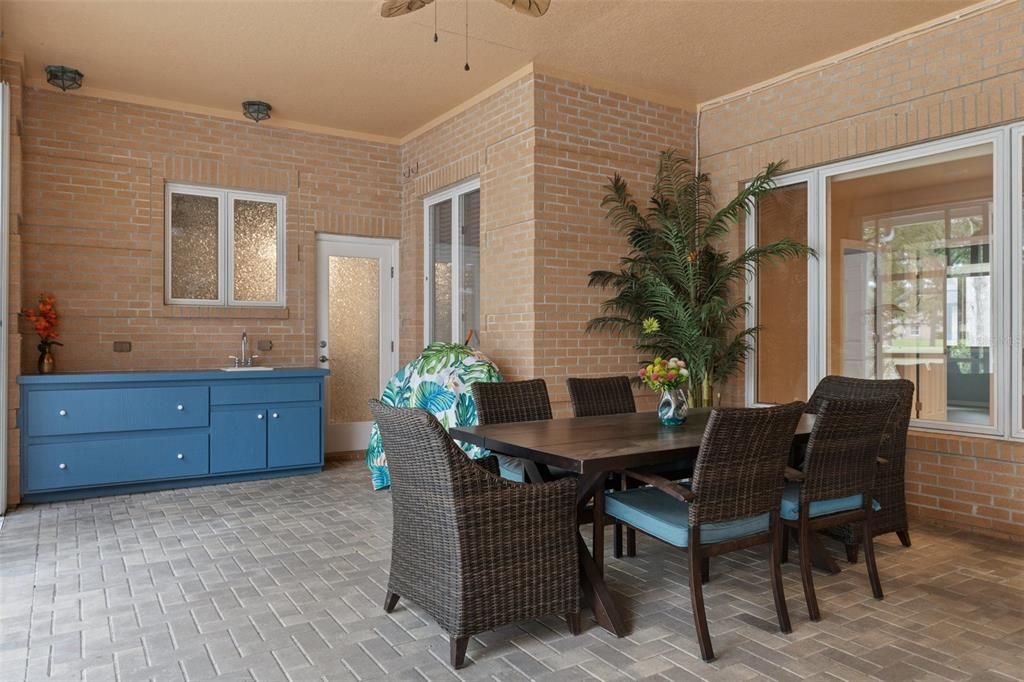 LANAI DINING AREA