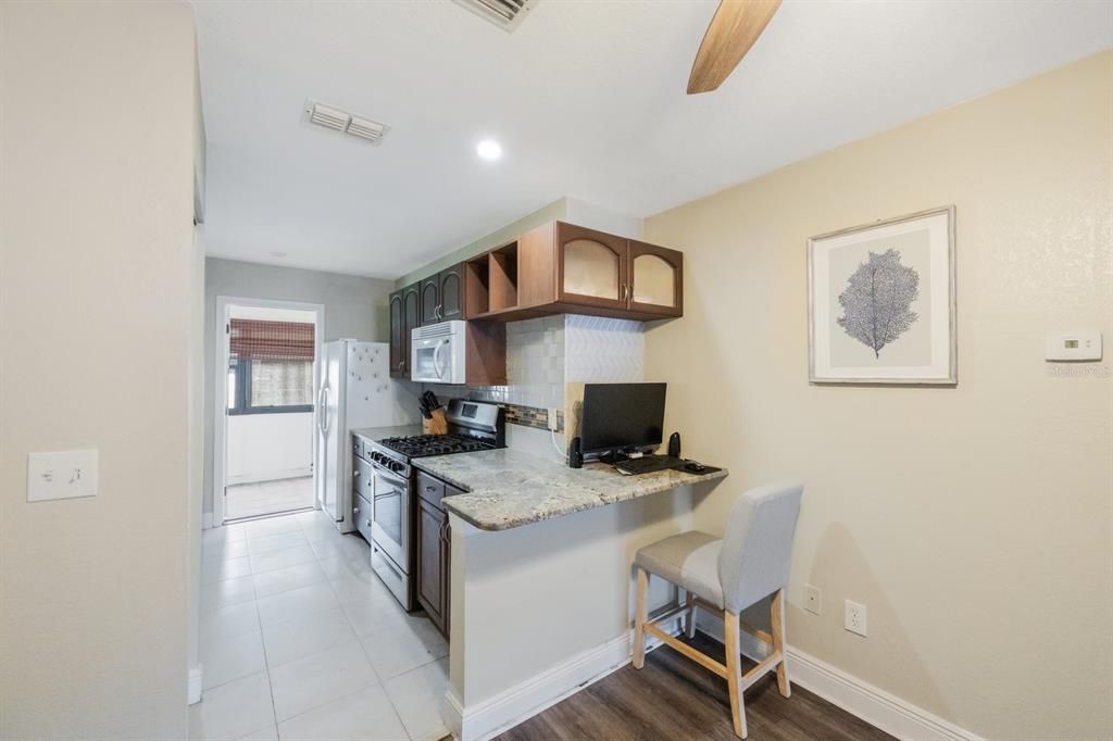 For Sale: $139,000 (2 beds, 2 baths, 915 Square Feet)