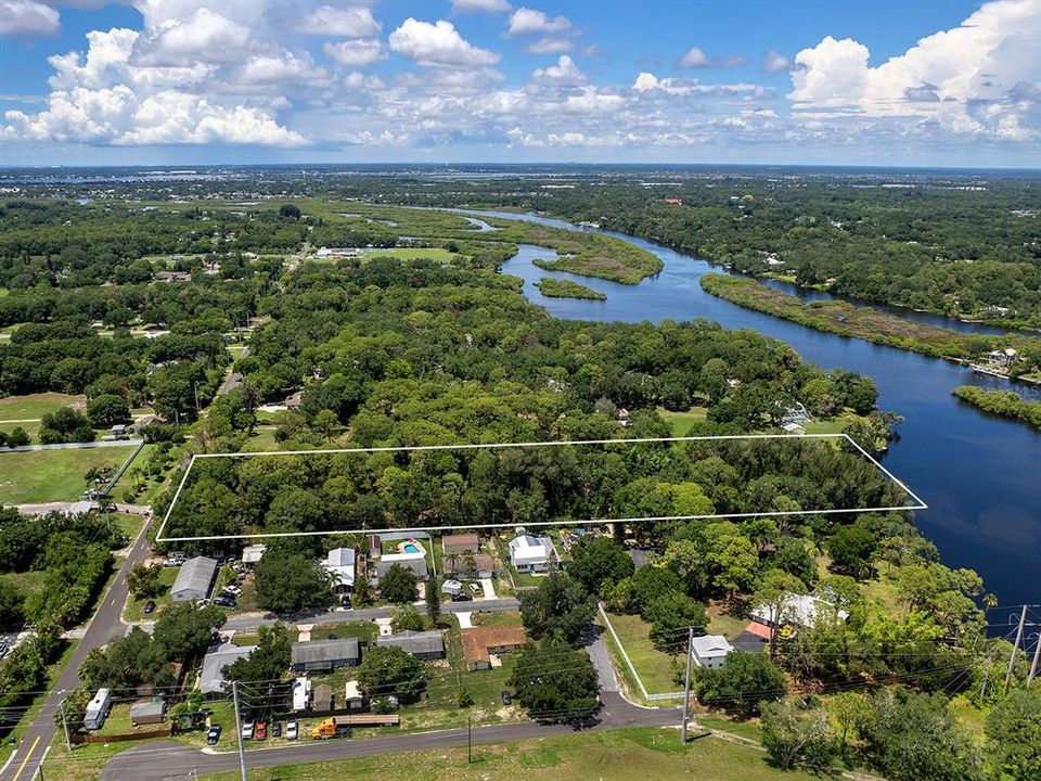 На продажу: $1,650,000 (5.30 acres)