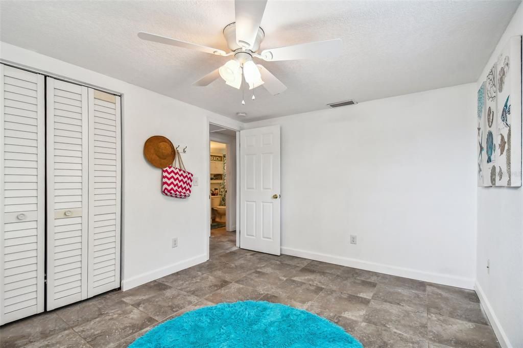 Active With Contract: $299,900 (2 beds, 1 baths, 988 Square Feet)