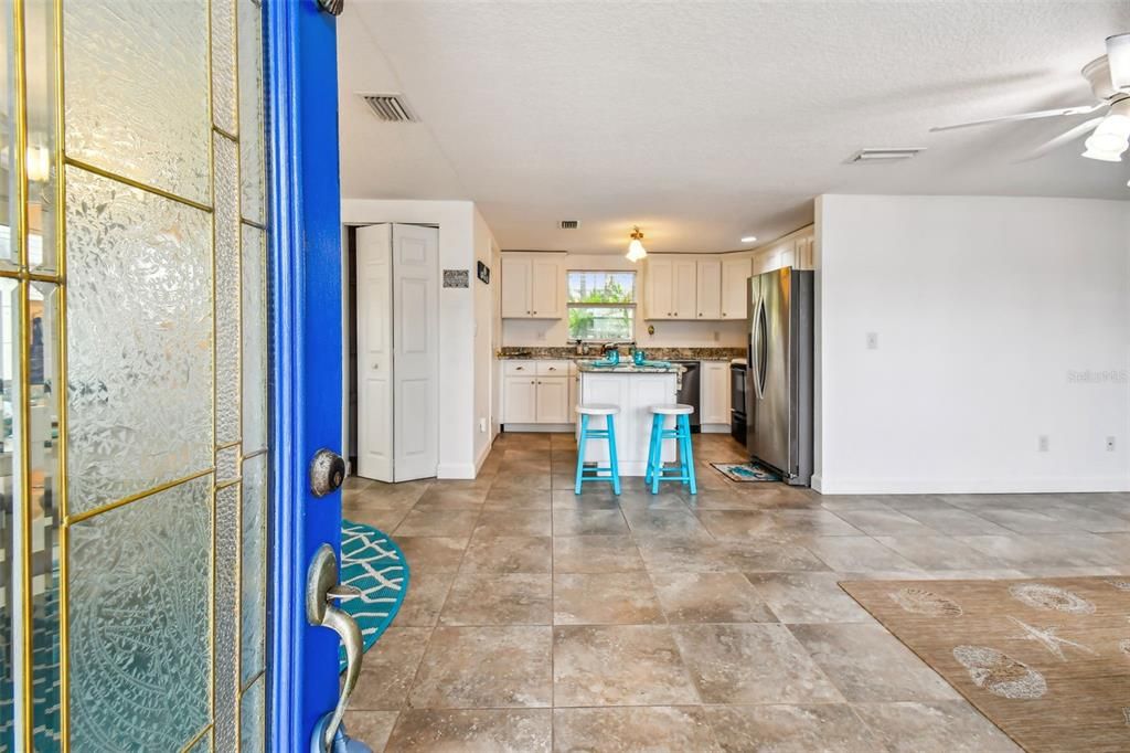 Active With Contract: $299,900 (2 beds, 1 baths, 988 Square Feet)