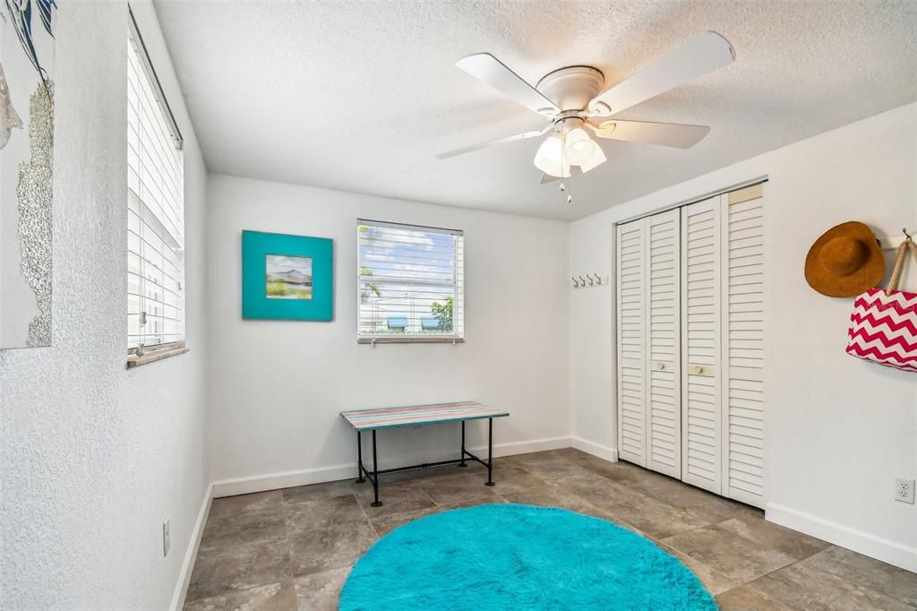 Active With Contract: $299,900 (2 beds, 1 baths, 988 Square Feet)