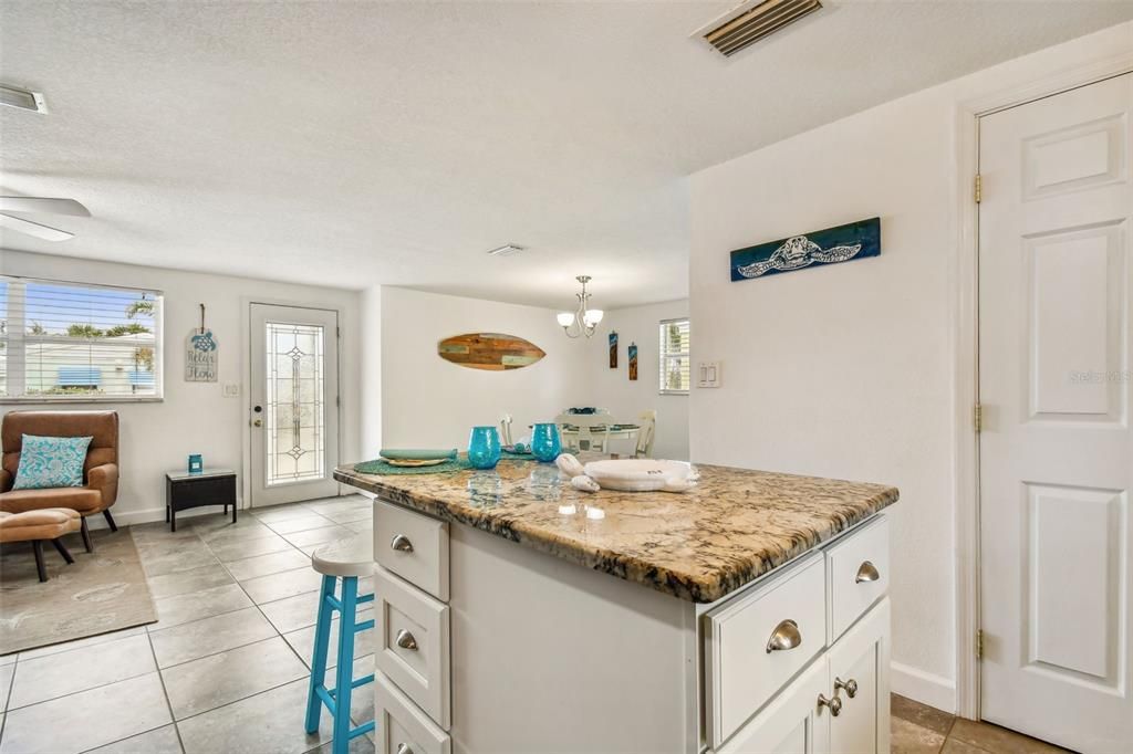 Active With Contract: $299,900 (2 beds, 1 baths, 988 Square Feet)