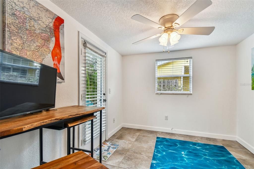 Active With Contract: $299,900 (2 beds, 1 baths, 988 Square Feet)