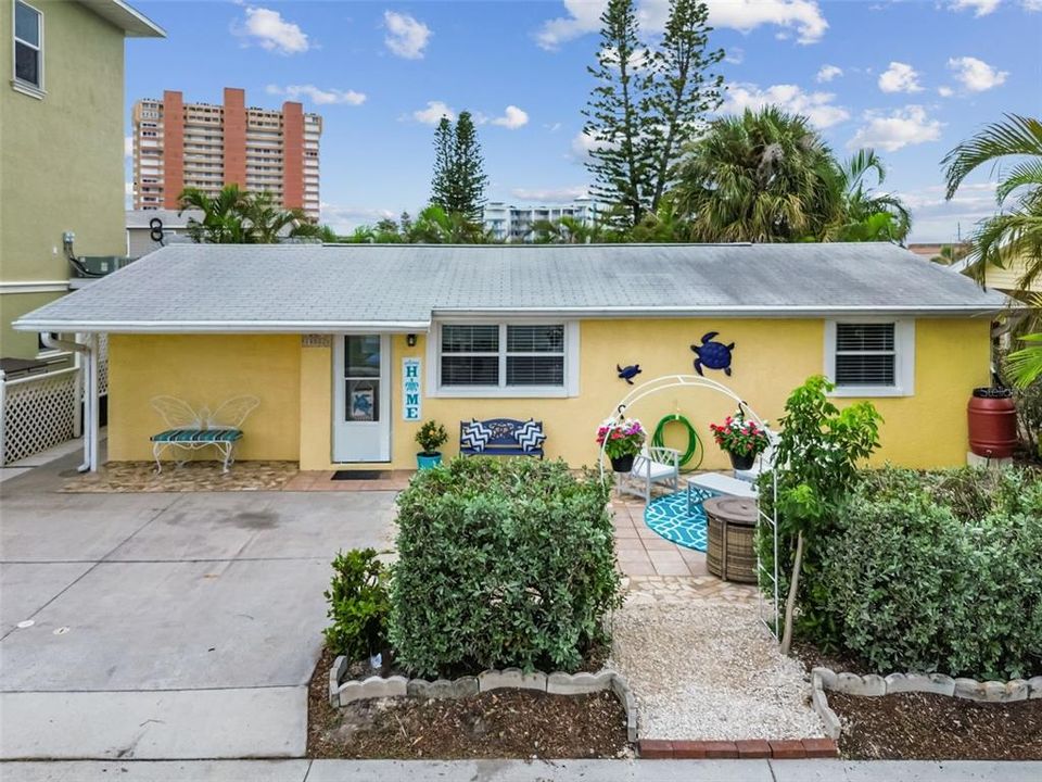 Active With Contract: $299,900 (2 beds, 1 baths, 988 Square Feet)