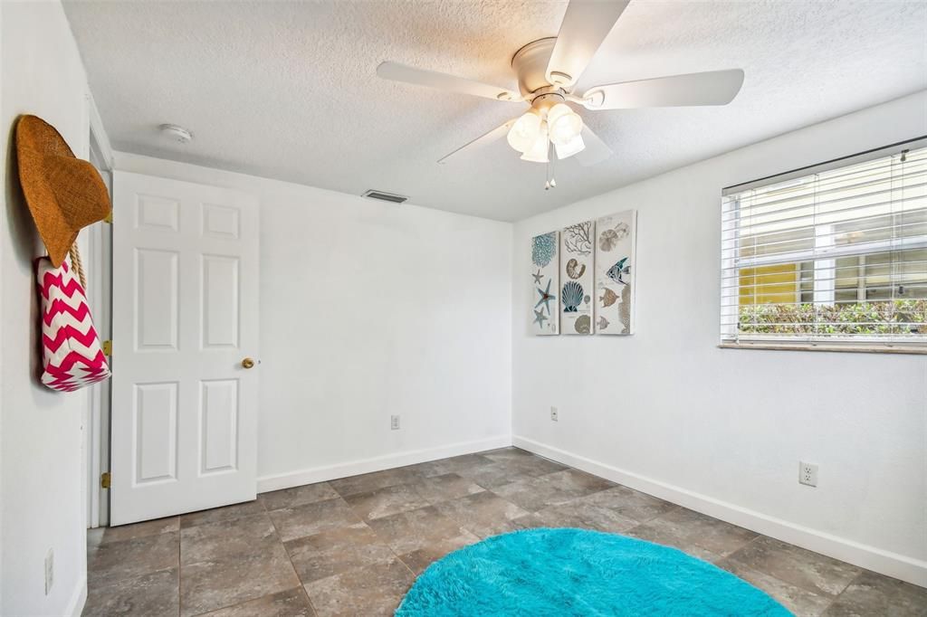 Active With Contract: $299,900 (2 beds, 1 baths, 988 Square Feet)