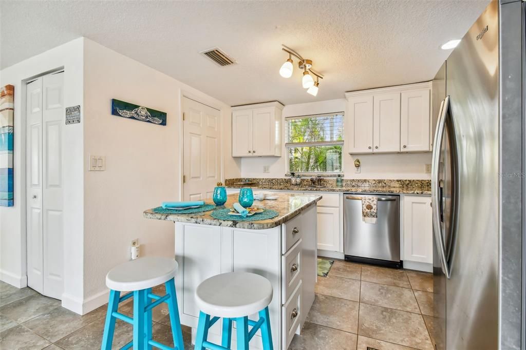 Active With Contract: $299,900 (2 beds, 1 baths, 988 Square Feet)