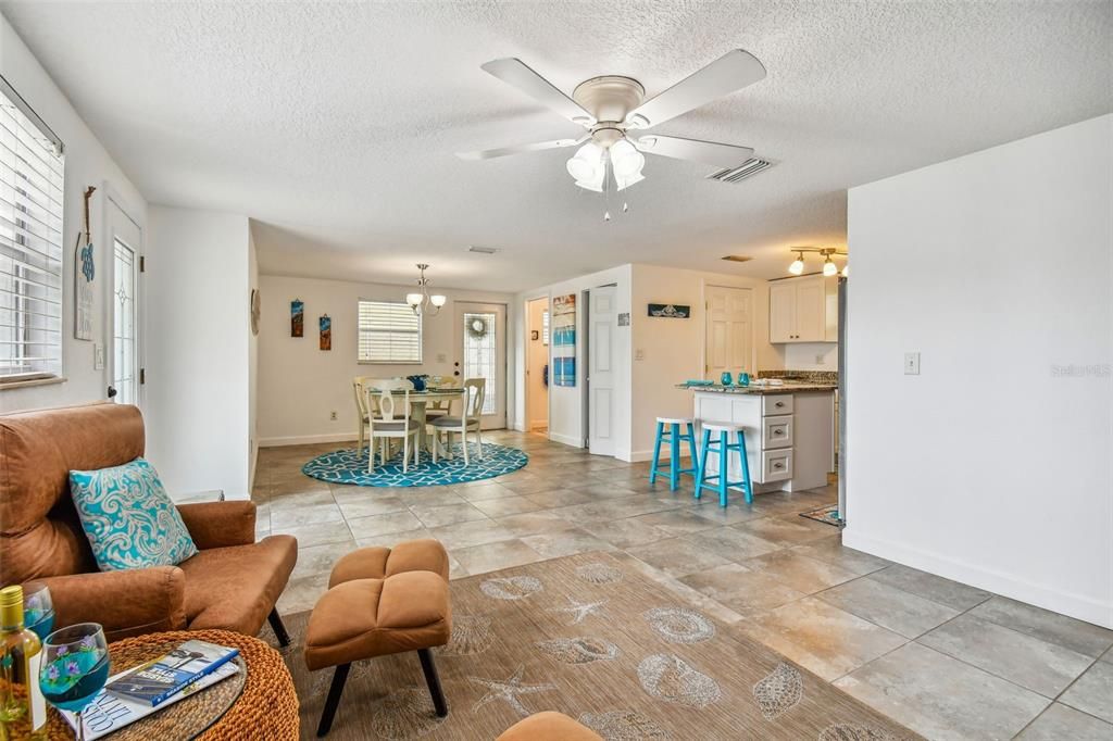 Active With Contract: $299,900 (2 beds, 1 baths, 988 Square Feet)