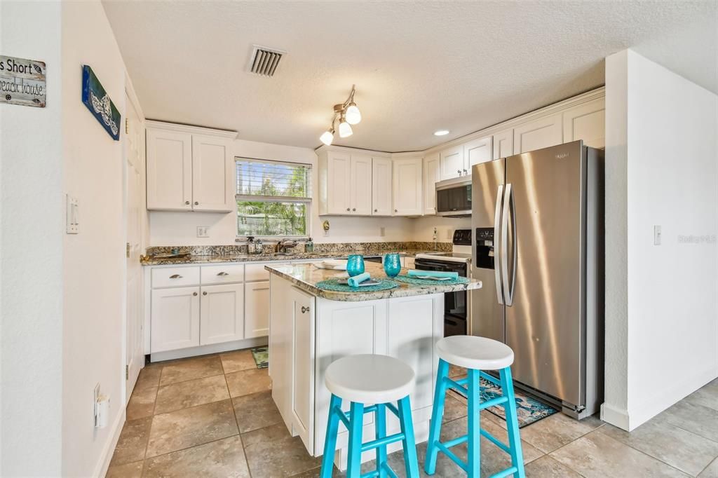 Active With Contract: $299,900 (2 beds, 1 baths, 988 Square Feet)