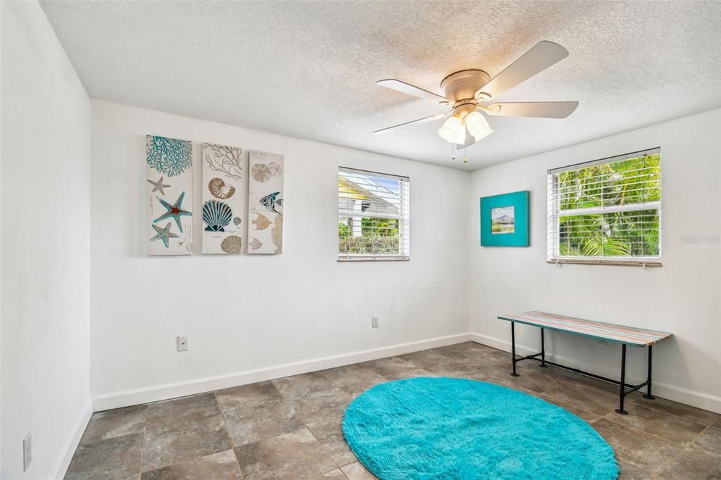 Active With Contract: $299,900 (2 beds, 1 baths, 988 Square Feet)