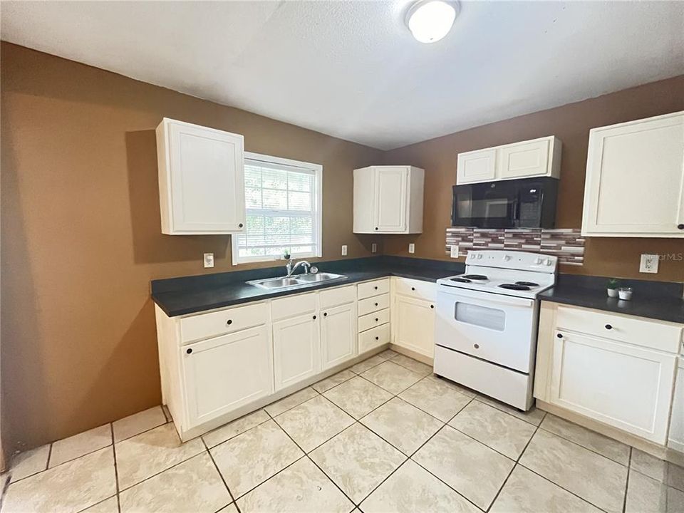 For Rent: $1,350 (3 beds, 2 baths, 988 Square Feet)