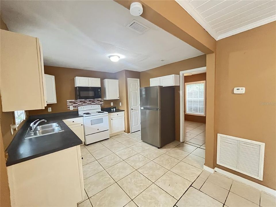 For Rent: $1,350 (3 beds, 2 baths, 988 Square Feet)