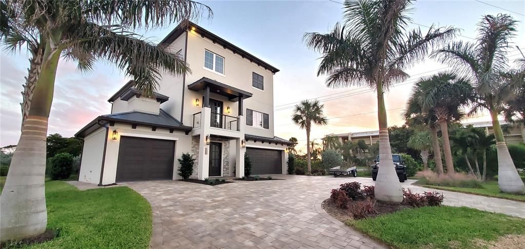 Hard to find Home on Longboat Key with BOTH Private Boat Dock and Gulf Views