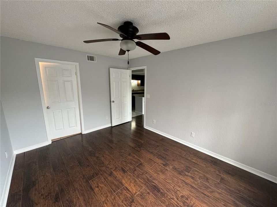 Active With Contract: $1,550 (1 beds, 1 baths, 468 Square Feet)