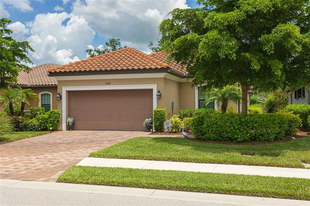 Active With Contract: $624,800 (3 beds, 2 baths, 1945 Square Feet)