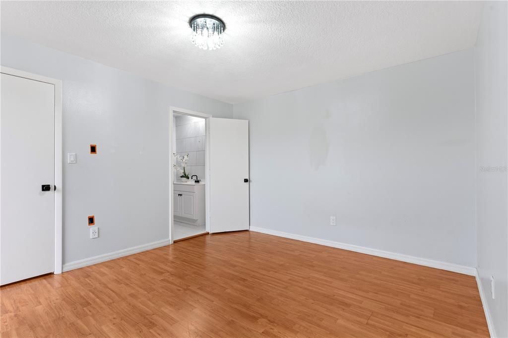 Active With Contract: $225,000 (2 beds, 3 baths, 1380 Square Feet)