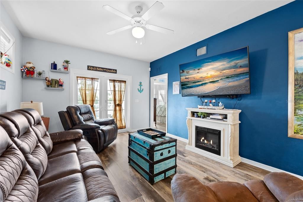 For Sale: $275,000 (3 beds, 2 baths, 1161 Square Feet)