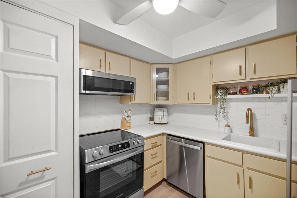 Active With Contract: $149,900 (2 beds, 1 baths, 986 Square Feet)