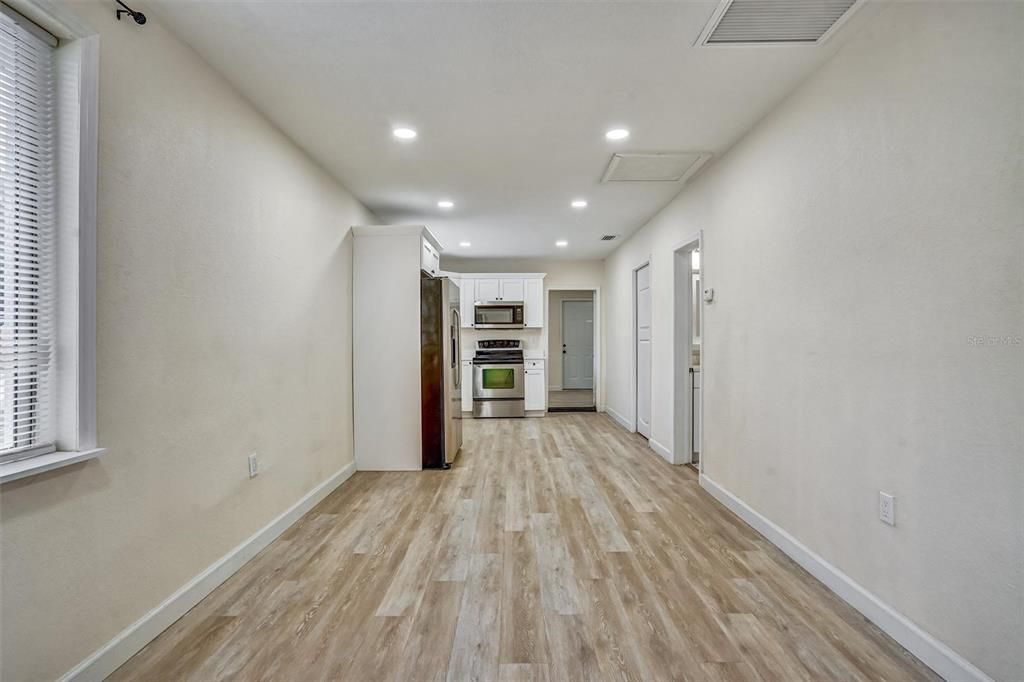 For Sale: $290,000 (2 beds, 1 baths, 948 Square Feet)