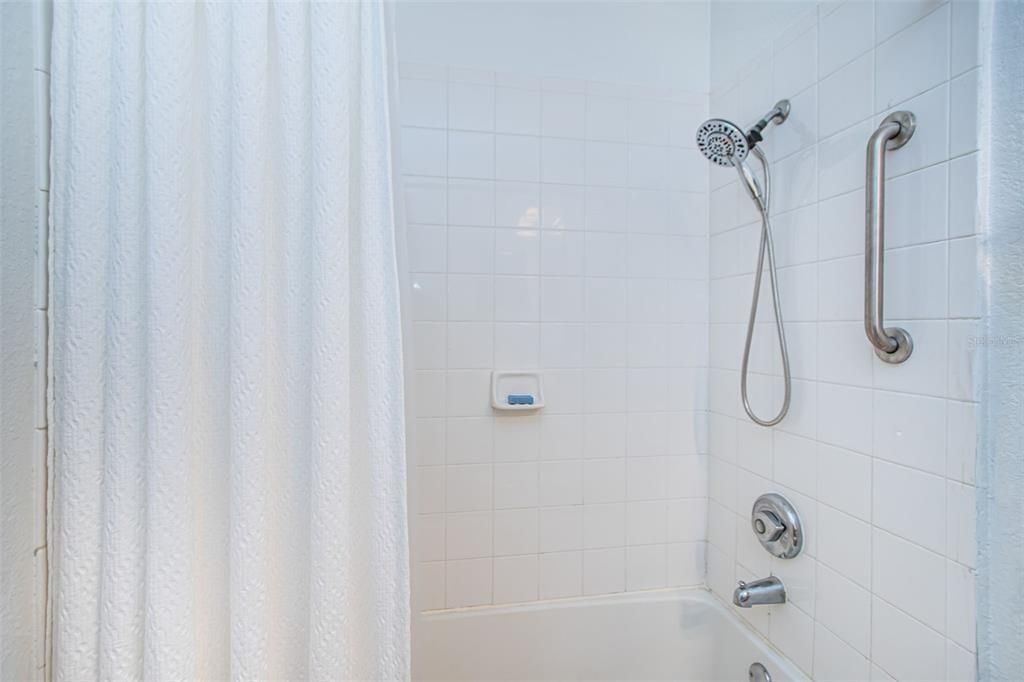 Active With Contract: $268,000 (1 beds, 1 baths, 654 Square Feet)