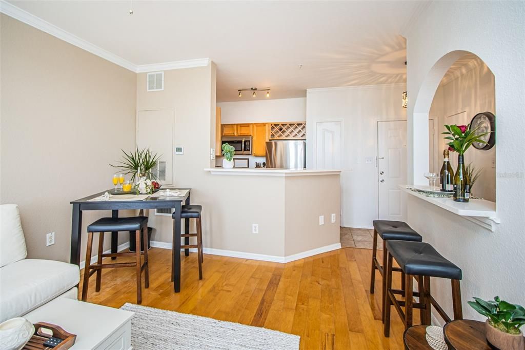 Active With Contract: $268,000 (1 beds, 1 baths, 654 Square Feet)