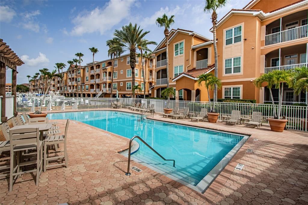 Active With Contract: $268,000 (1 beds, 1 baths, 654 Square Feet)