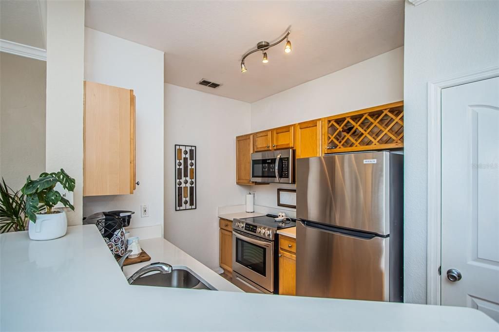 Active With Contract: $268,000 (1 beds, 1 baths, 654 Square Feet)