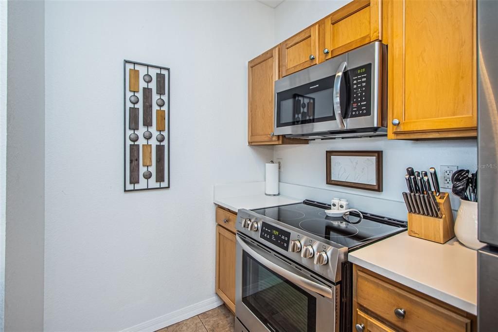 Active With Contract: $268,000 (1 beds, 1 baths, 654 Square Feet)