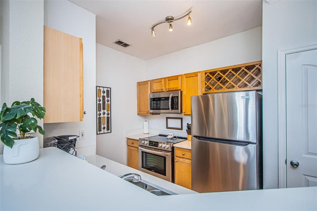 Active With Contract: $268,000 (1 beds, 1 baths, 654 Square Feet)