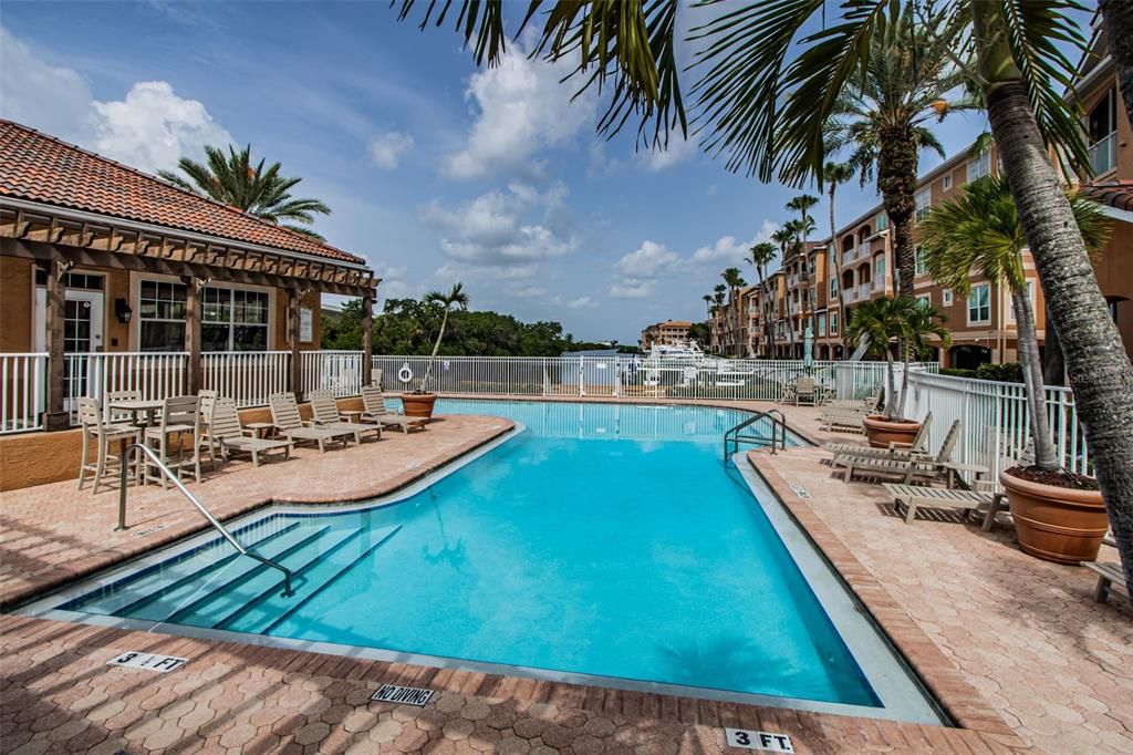 Active With Contract: $268,000 (1 beds, 1 baths, 654 Square Feet)