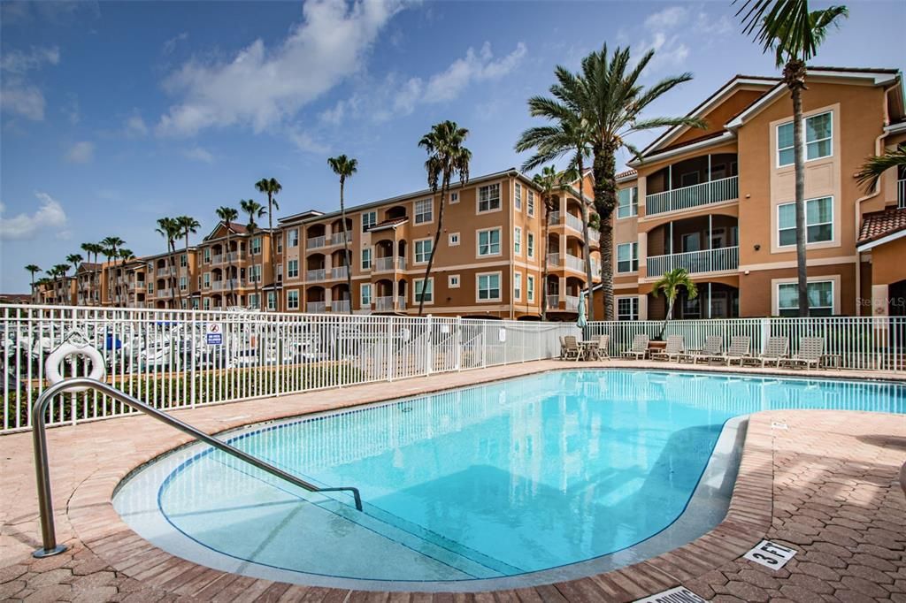 Active With Contract: $268,000 (1 beds, 1 baths, 654 Square Feet)