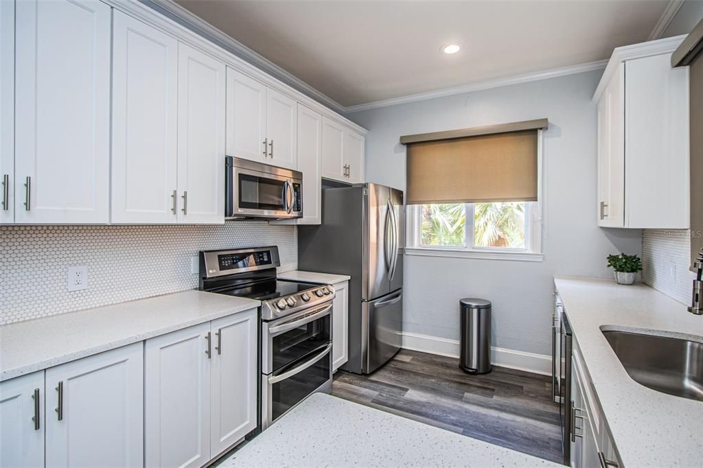 Active With Contract: $268,000 (1 beds, 1 baths, 654 Square Feet)