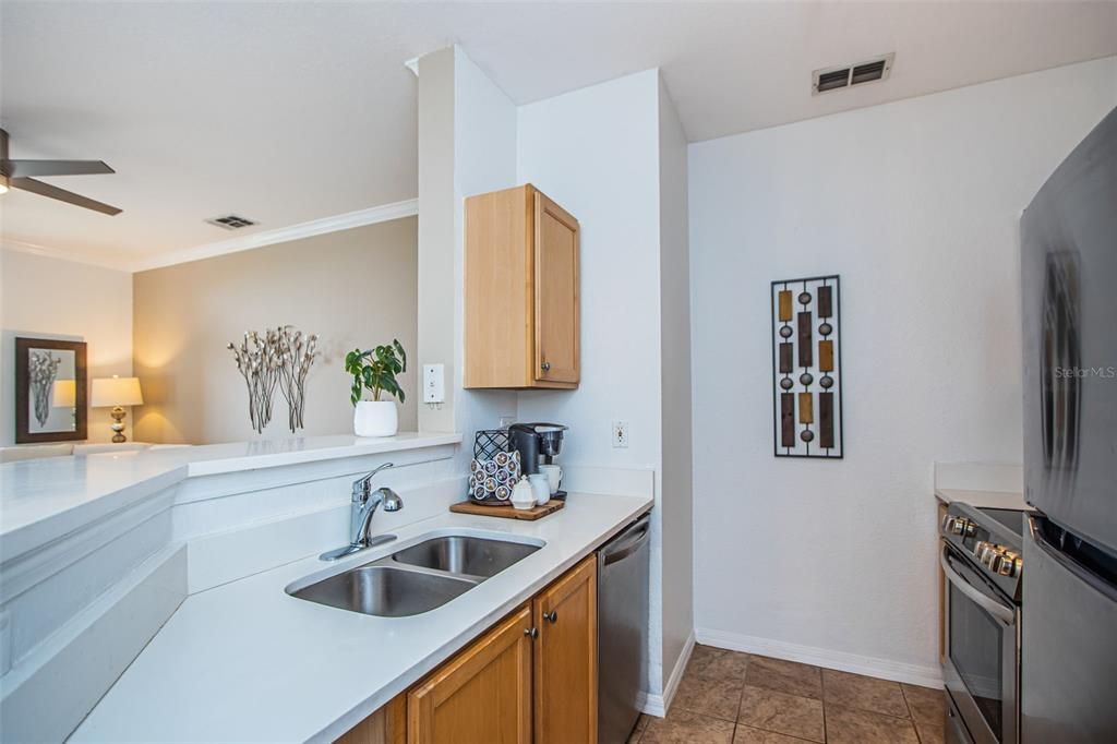 Active With Contract: $268,000 (1 beds, 1 baths, 654 Square Feet)