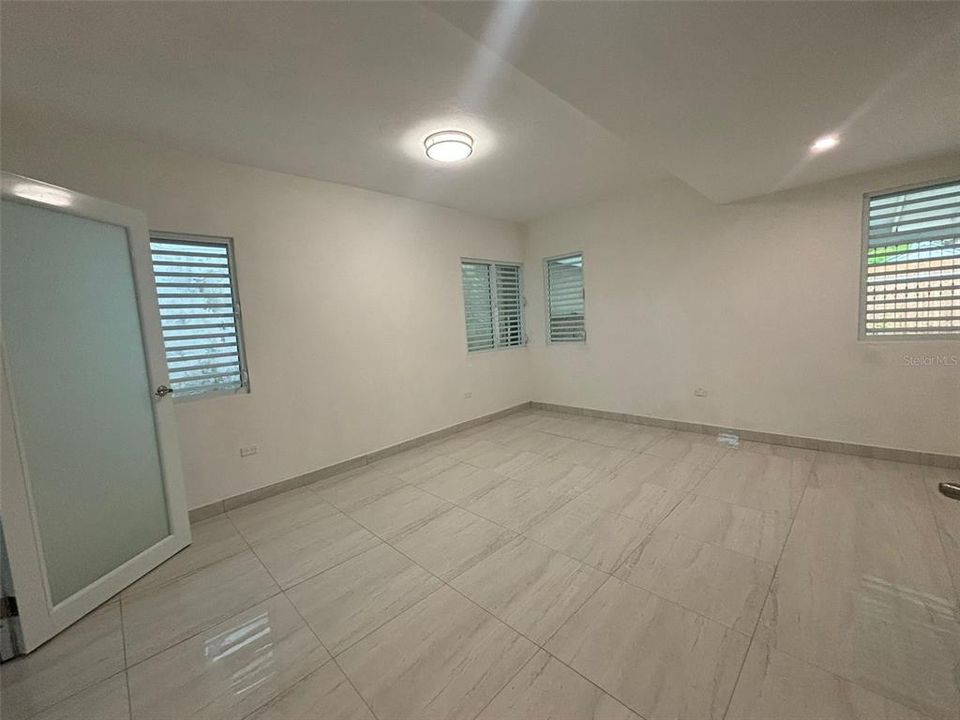 Activo con contrato: $449,900 (3 camas, 2 baños, 2300 Pies cuadrados)