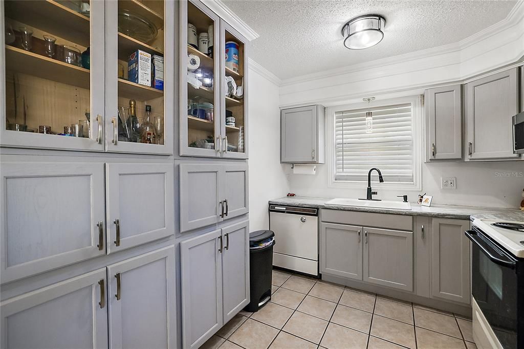 For Sale: $134,000 (2 beds, 1 baths, 728 Square Feet)