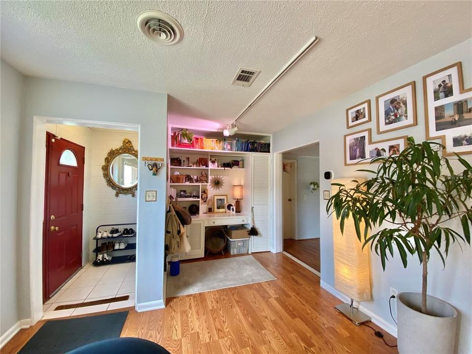 Active With Contract: $2,275 (2 beds, 1 baths, 1200 Square Feet)