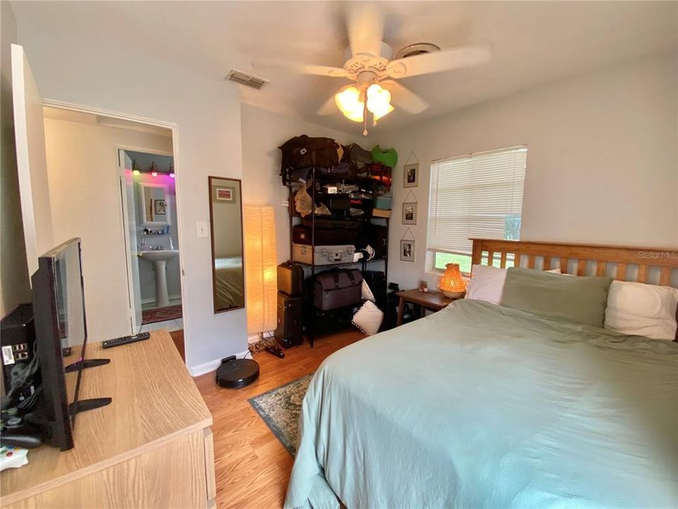 Active With Contract: $2,275 (2 beds, 1 baths, 1200 Square Feet)