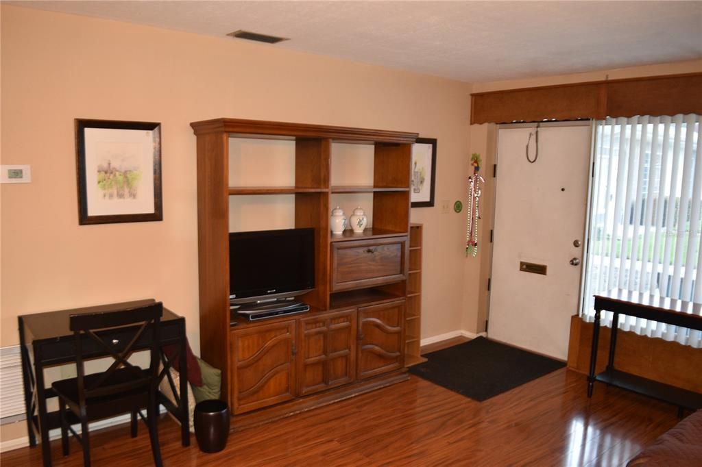 Active With Contract: $1,200 (2 beds, 1 baths, 825 Square Feet)