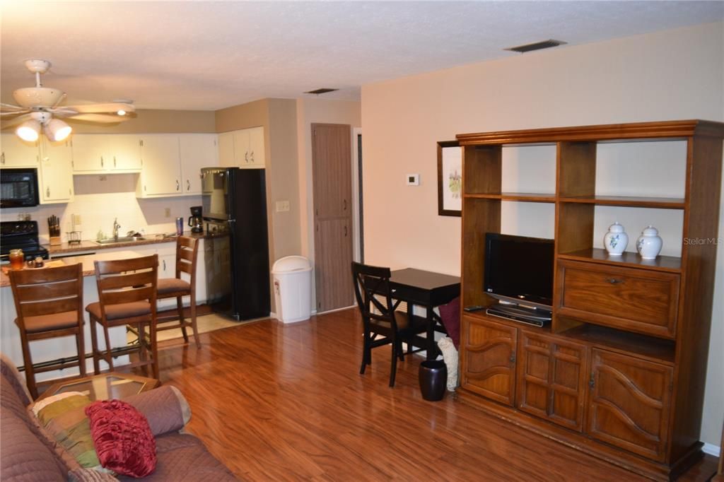 Active With Contract: $1,200 (2 beds, 1 baths, 825 Square Feet)