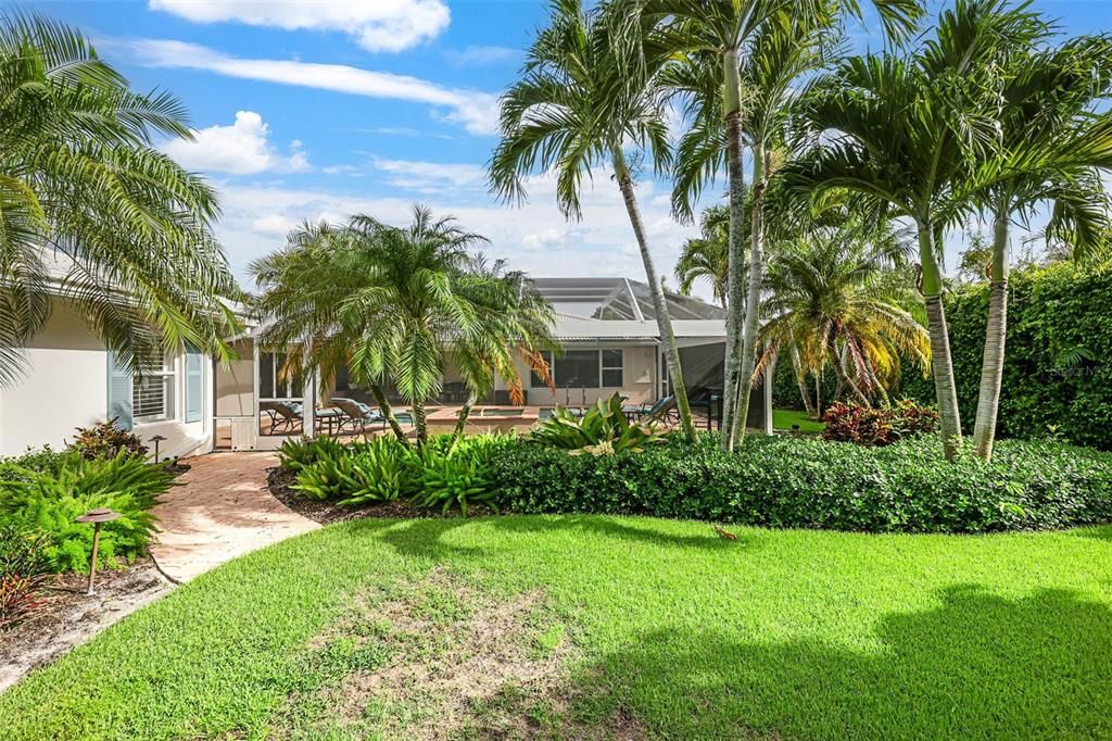 Panorama screens on the lanai provide unobstructed view