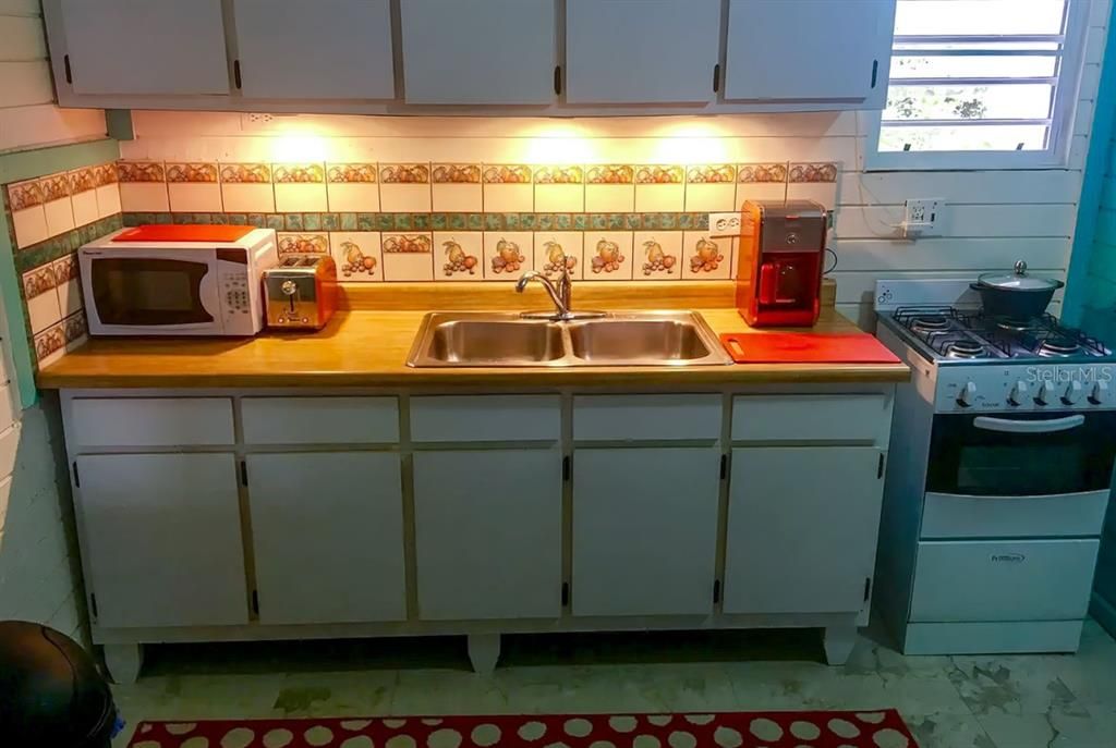 For Sale: $590,000 (5 beds, 5 baths, 2000 Square Feet)