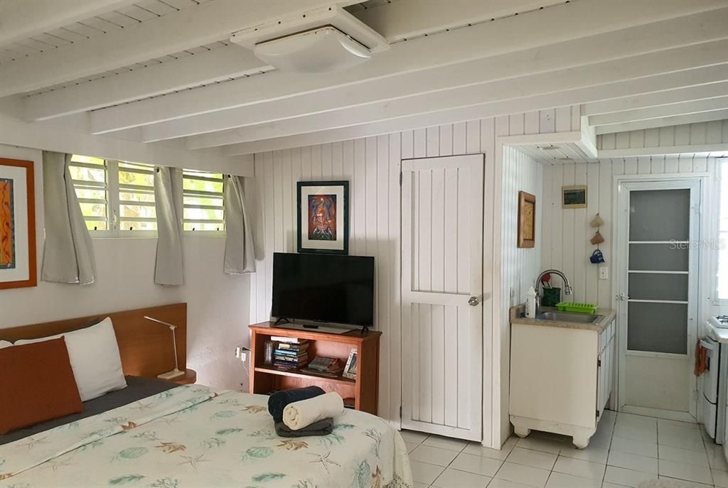 For Sale: $590,000 (5 beds, 5 baths, 2000 Square Feet)