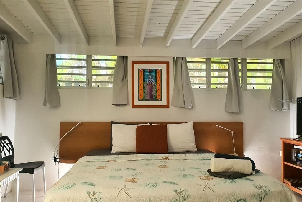 For Sale: $590,000 (5 beds, 5 baths, 2000 Square Feet)