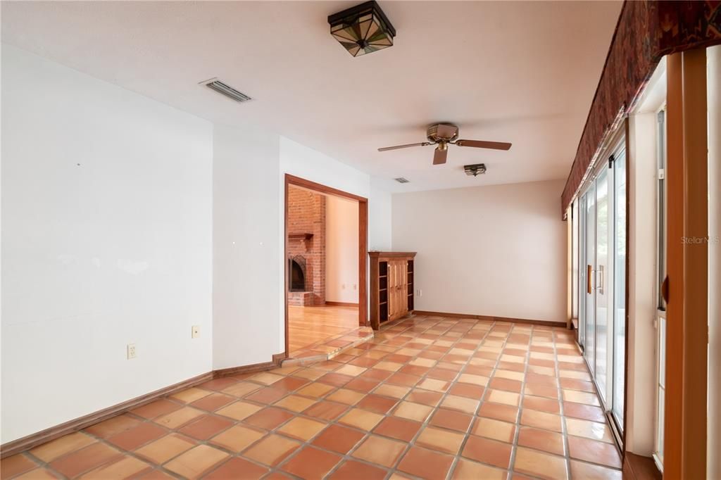 Activo con contrato: $570,000 (4 camas, 2 baños, 3359 Pies cuadrados)