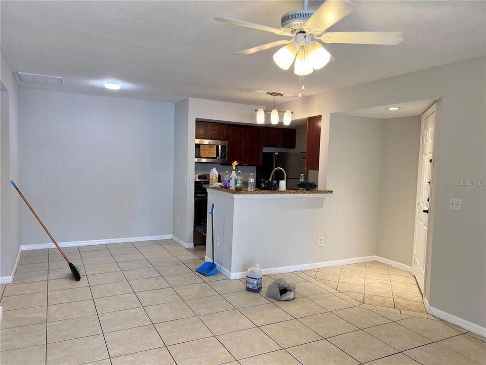 Active With Contract: $1,450 (2 beds, 2 baths, 988 Square Feet)