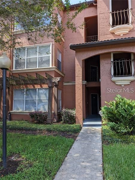 Active With Contract: $1,450 (2 beds, 2 baths, 988 Square Feet)