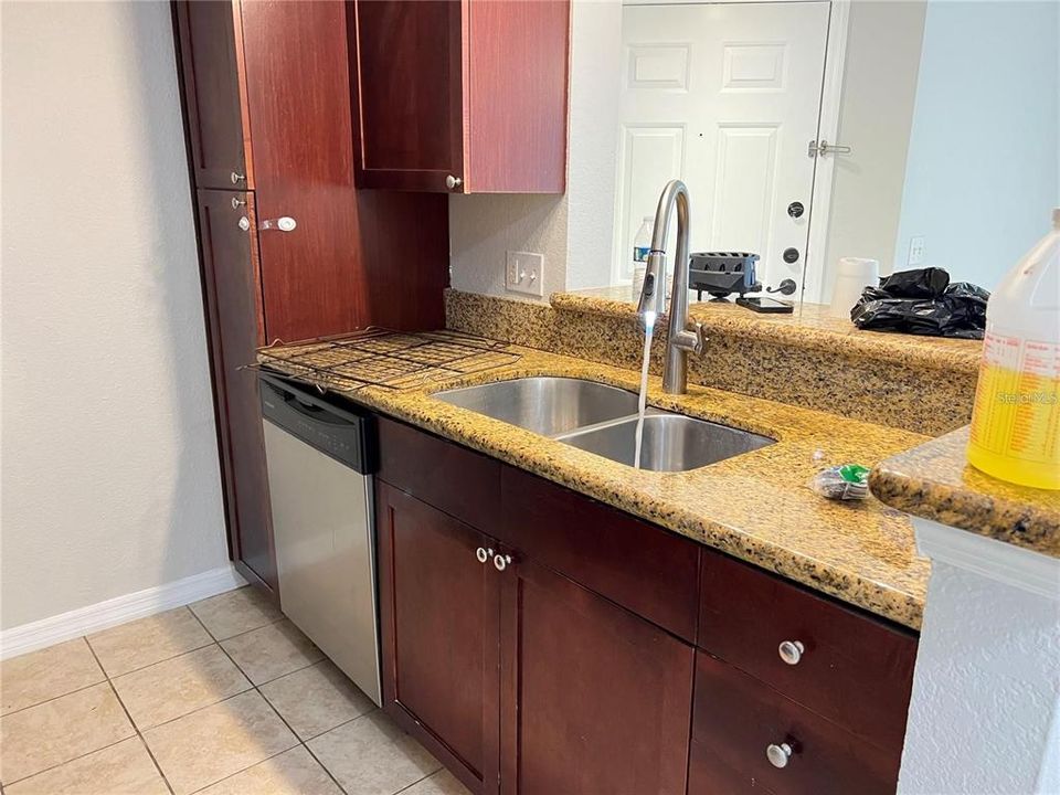 Active With Contract: $1,450 (2 beds, 2 baths, 988 Square Feet)