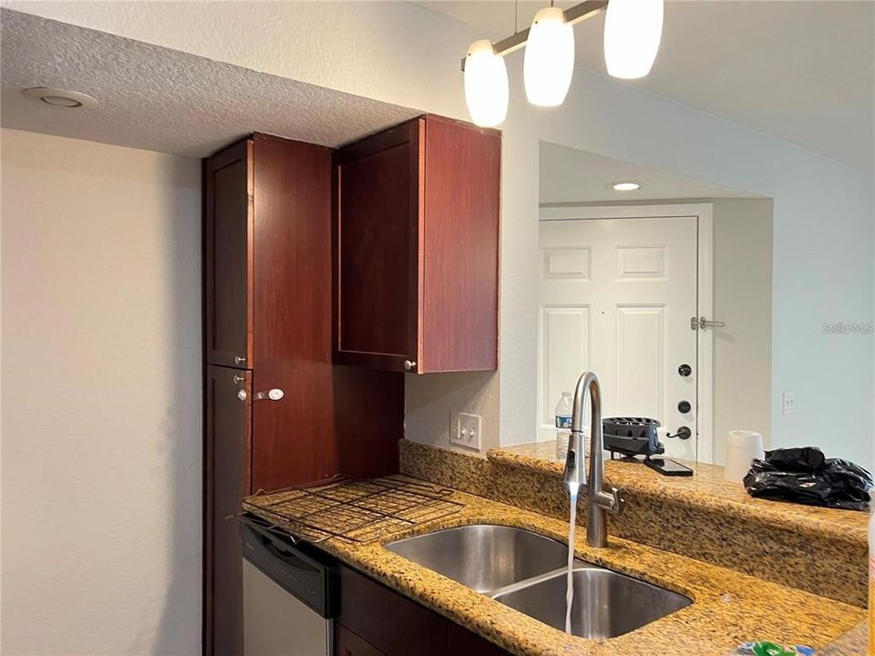 Active With Contract: $1,450 (2 beds, 2 baths, 988 Square Feet)