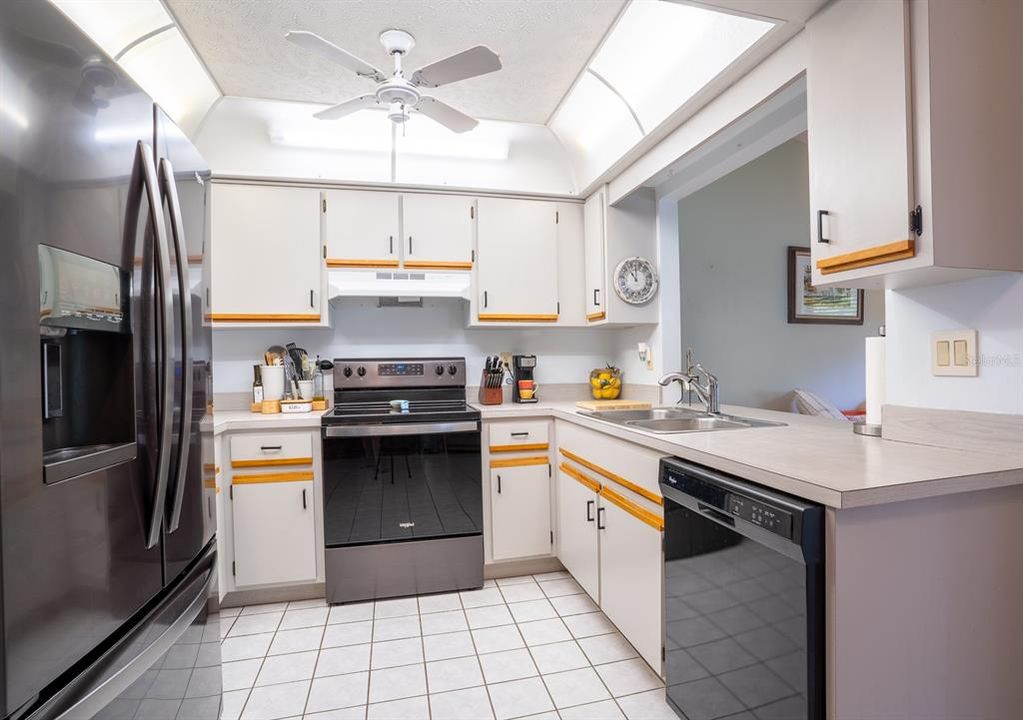 For Sale: $220,000 (2 beds, 2 baths, 1271 Square Feet)