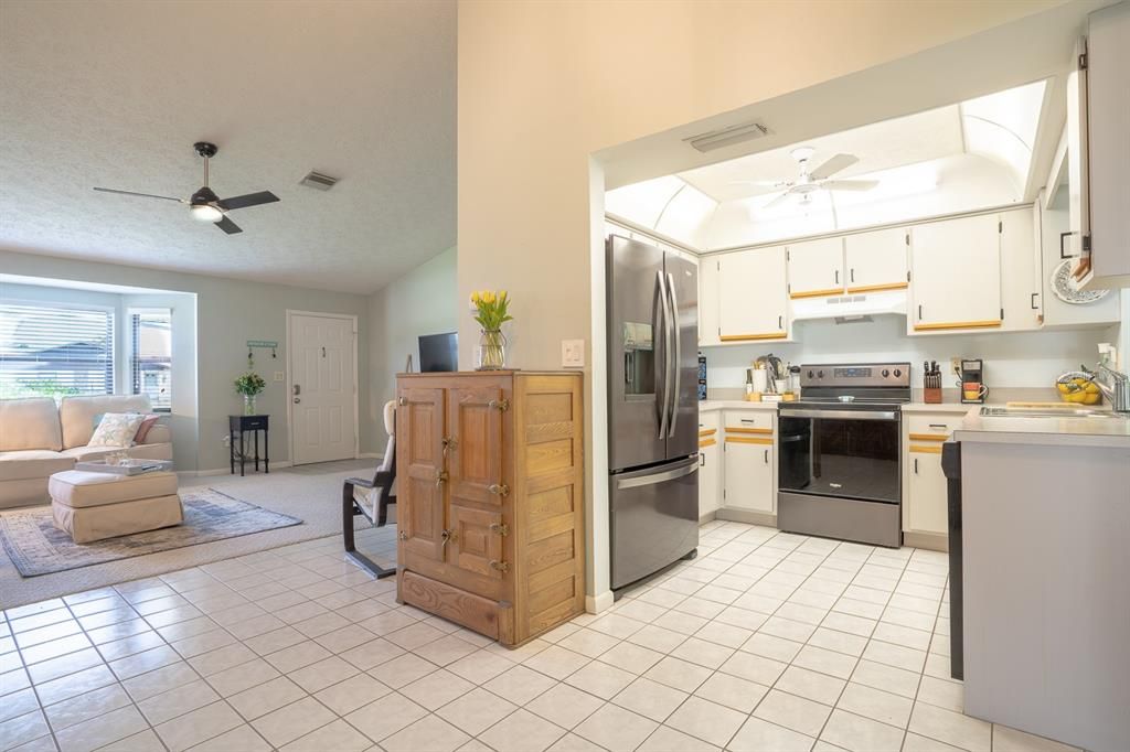 For Sale: $220,000 (2 beds, 2 baths, 1271 Square Feet)